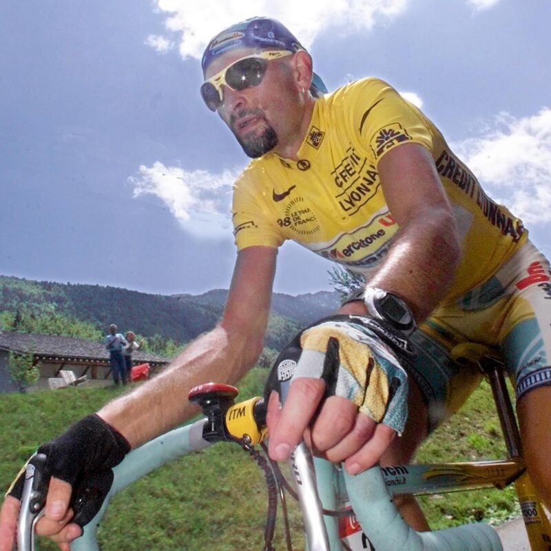 Una immagine d'archivio di Marco Pantani durante una tappa del Tour de France 1998. ANSA/PASCAL PAVANI