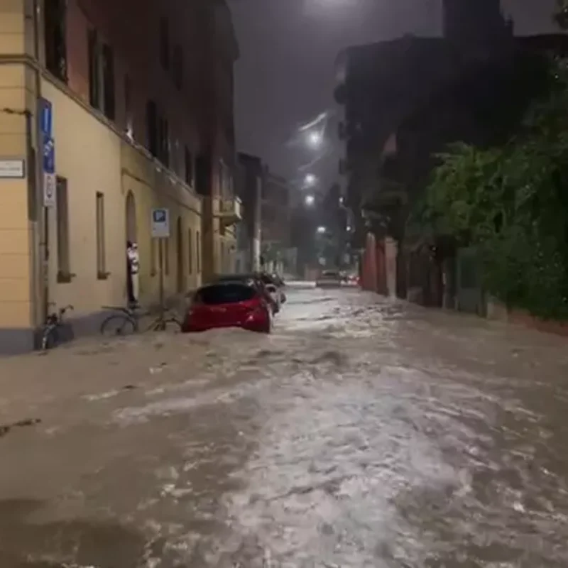 Turisti si riparano dalla pioggia con l'ombrello in piazza Castello, Torino, 29 marzo 2024. ANSA/TINO ROMANO